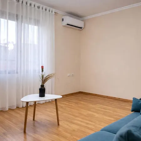 Apartment - Free Parking Nearby *