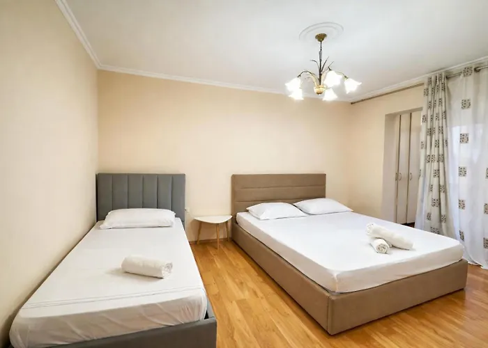 Apartment - Free Parking Nearby *